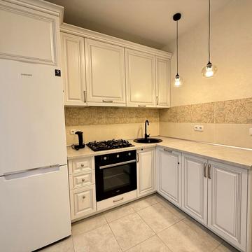 Молодіжна вул., 5