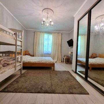 Продаж 2 кімнатної квартири (центр міста) з подвірям. ЖК будинок