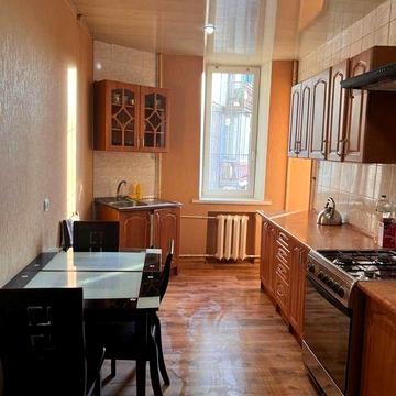 Сдам в аренду 2-ух комнатную квартиру на верхней, сталинка.