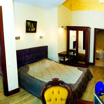 Дерибасівська вул., 13