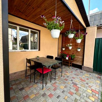 Продам  будинок  з ремонтом Гатне . Ділянка 10 сот. Одноповерховий