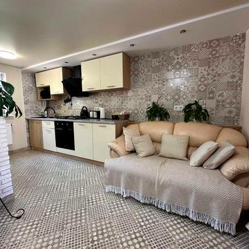 Продам  будинок  з ремонтом Гатне . Ділянка 10 сот. Одноповерховий