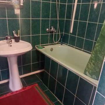 Здається окремий будинок неподалік 3лікарні