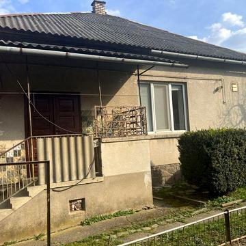 Продаж будинку біля річки.