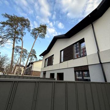 Таунхаус з газом в центрі міста, передній і задній двір