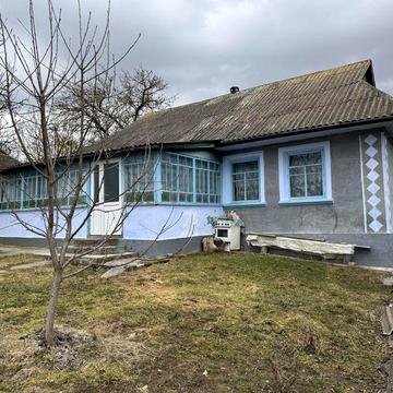 БУДИНОК біля лісу