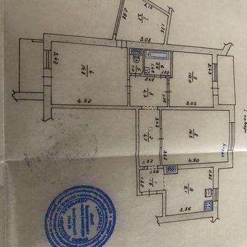 Продається трикімнатна квартира в центрі Макарова