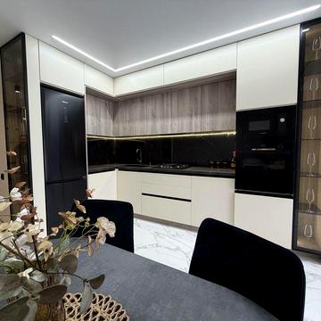 Якісна 2-кімнатна + кухня-студія 3 поверх в центрі!