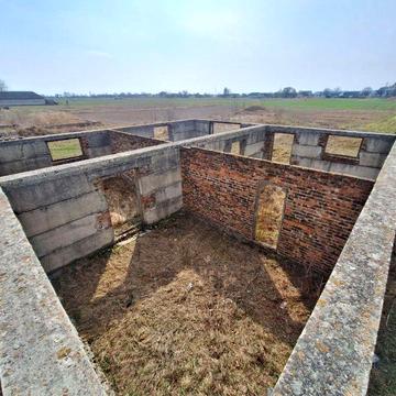 Продаєця участок з спорудою