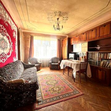 Продається 3-кімнатна квартира в ближньому центрі.