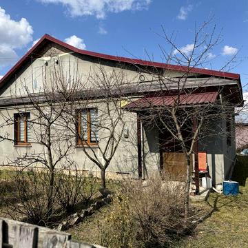 Продається частина будинку з ремонтом.