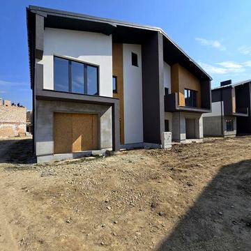 Продаж будинку у Вовчинцях з міськими комунікаціями.