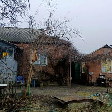 Продаю добротное домовладение в центре г.Мерефа 20 соток гараж флигель