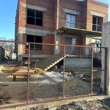 Добротный дом  незавершенное строение в Фонтанке 2 из красного кирпича