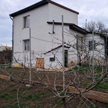 Двоповерховий будинок