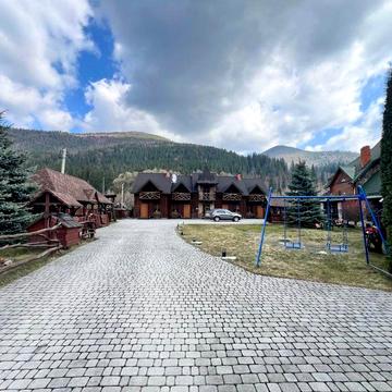 За 390 000$ продається 4 котедда площа яких 360 м2 та 15 сотих Татарів