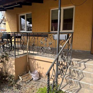 Будинок в центрі міста  ВЛАСНИК ( двір на дві сімі)