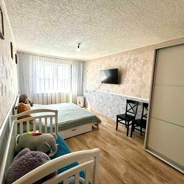 Простора  2 кімнатна квартира в Одесі з ремонтом. Є великий балкон.