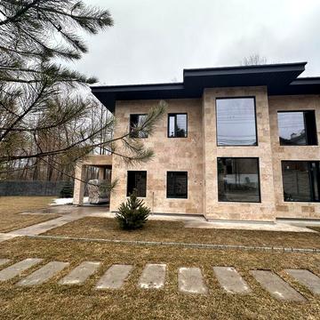 Преміальний будинок з великою ділянкою серед зелені