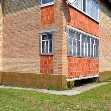 Будинок в селі 100км від Києва + сарай + клаптик землі