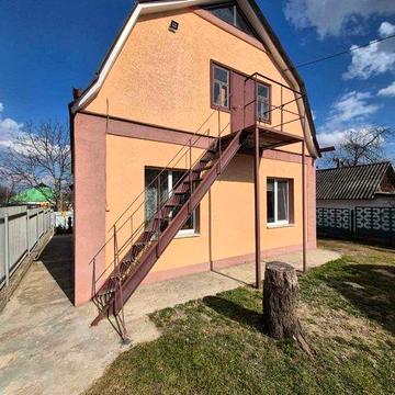 Продаж охайногобудинку з мансардним рівнем та впорядкованою територією