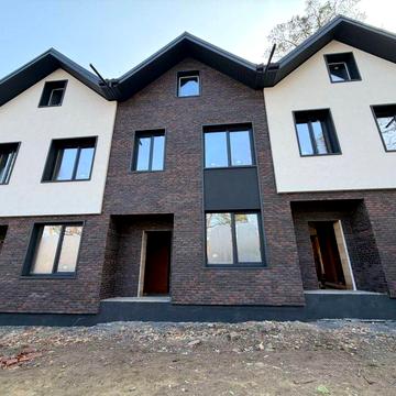 Таунхаус з окремим паркомісцем біля парка Незнайко.