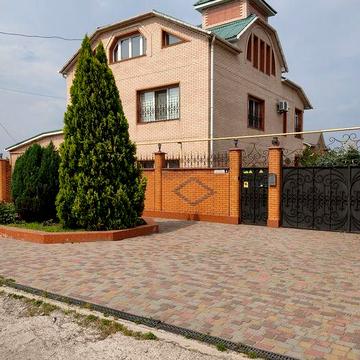 Продам 3 этажный, шикарный дом в центре города.