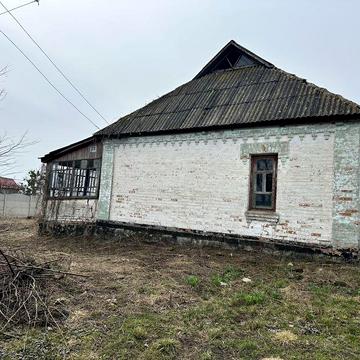 Продаж будинку з великим двориком