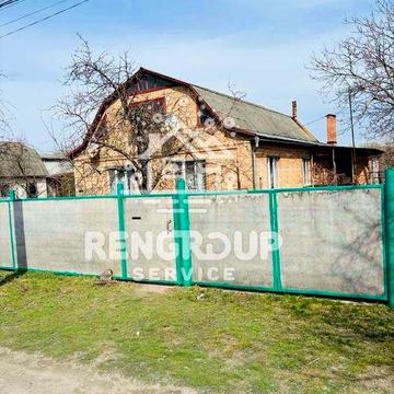 Продаж будинку з просторлю ділянкою.