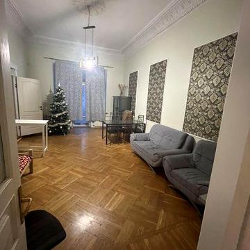 Продам триповерхову квартиру