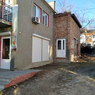 Приміщення під магазин салон кавярню офіс в центрі.-дача-0.15 га.