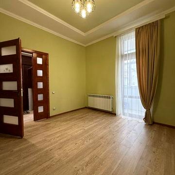 Продається 2-х кімнатна квартира, центр альна площа міста