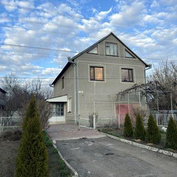 Продається затишний двоповерховий будинок