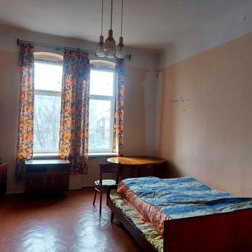 Продається двокімнатна квартира в центрі Чернівців.