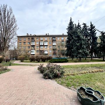 Киів продаж трьохкімнтаноі квартири  Повітряних сил 45