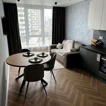 Варшавський -3, Всеволода Змієнка, 15/23. Ретровіль, Правди