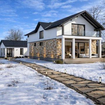 Продаж будинку (недобудова) з великою ділянкою в затишному місці