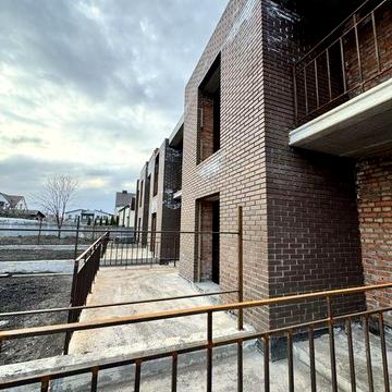 Продаж таунхауса з власною ділянкою та парковкою