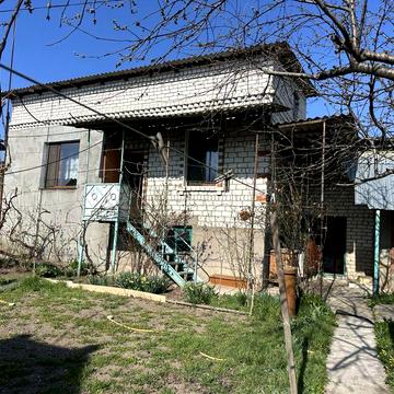 Продаю два будинка  біля річки