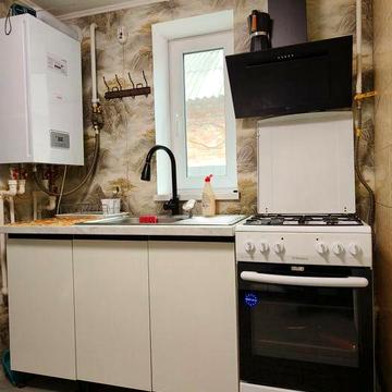 Півбудинку поруч з центром