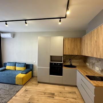 Миколи Гулака вул., 4