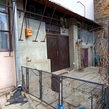 Молдаванка, квартира на земле 56 кв. м. на 2 половины, все удобства.