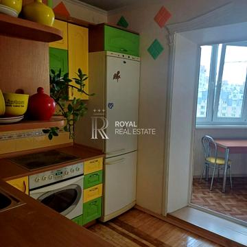 Анни Ахматової вул., 6