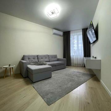 Героїв Небесної Сотні просп., 16/10