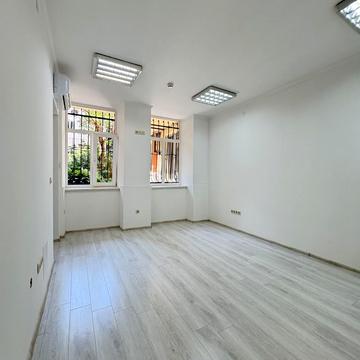 Степана Бандери вул. (), 61