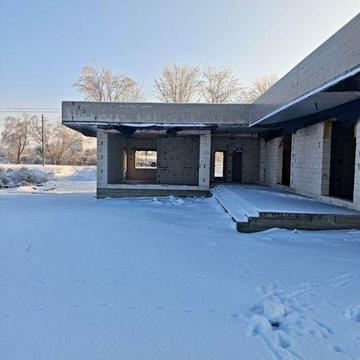 Сучасний будинок (недобудова) на березі озера•Басейн дома•Калинівка •