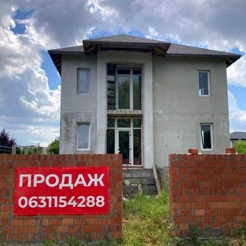 Капітальний будинок у Києві з надійним укриттям.