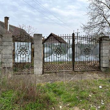 Продам будинок з хорошою земельною теріторією.
