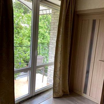 Є 2-кімнатна квартира  біля парку Шевченка