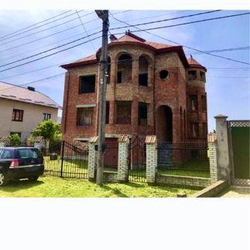 Продається два будинки за ціною одного, у селі Лисовичі, поруч Моршин